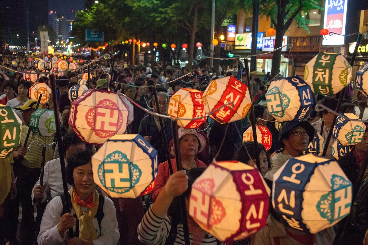 Lanterns bearing the Wan symbol, the symbol of the Buddha, are carried through the streets of Seoul in the Lotus Lantern Parade. (Jarrod Hall/The Epoch Times)