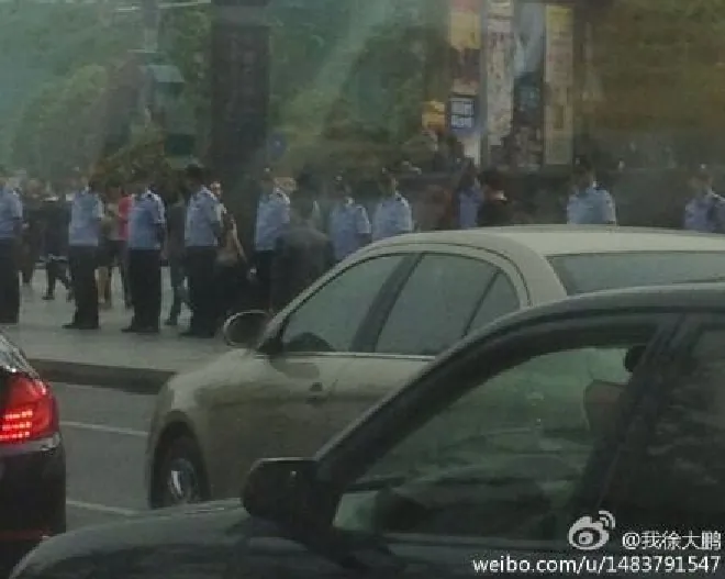 Police gather along the streets in Pengzhou on May 4, to head off potential protests over the construction of a new chemical plant. (Weibo.com)