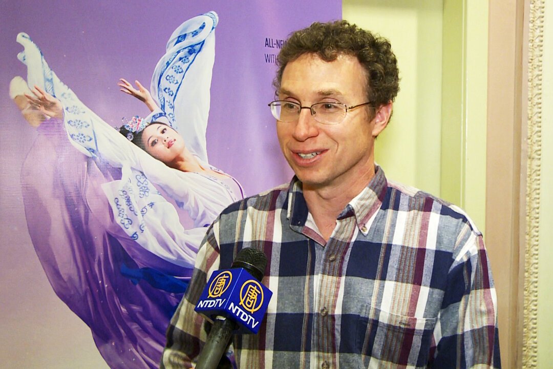 Dr. Andrew Newberg, considered a pioneer in the neuroscientific study of religious and spiritual experiences, saw Shen Yun Performing Arts at a packed Merriam Theater in Philadelphia on May 4. (Courtesy of NTD Television)
