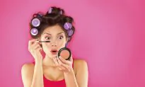Woman Warns Others After She Didn’t Remove Mascara for 25 Years
