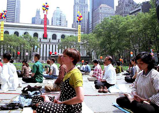 Around 150 practitioners of Falun Gong gathered in Bryant Park in Manhattan on May 13, 2000, for the first Falun Dafa Day. The celebration is now observed worldwide. (Minghui.org)