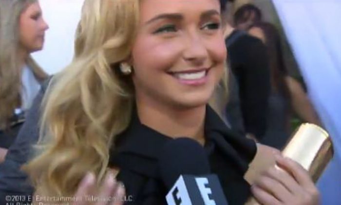 "Nashville" actress Hayden Panettiere shows E! News she is not wearing an engagement ring at the Billboard Music Awards, May 19, 2013. (Screenshot/E! News)