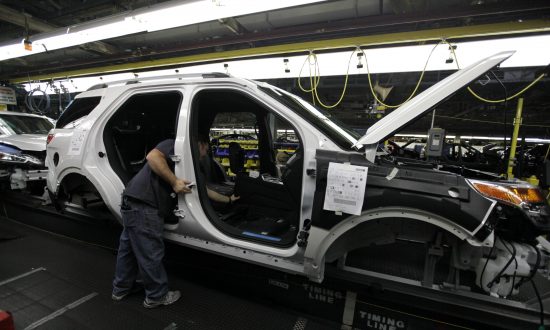 Economists See Modest Q4 Growth, Fewer Firms Giving Raises