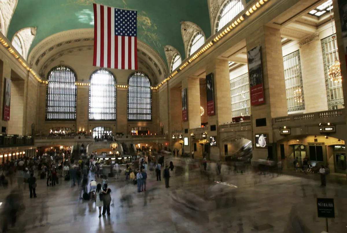 Grand Central’s unique design facilitated the easy movement of thousands of commuters and tourists. (Chris Hondros/Getty Images)