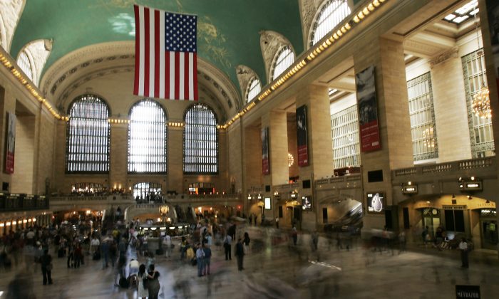 Grand Central’s unique design facilitated the easy movement of thousands of commuters and tourists. (Chris Hondros/Getty Images)