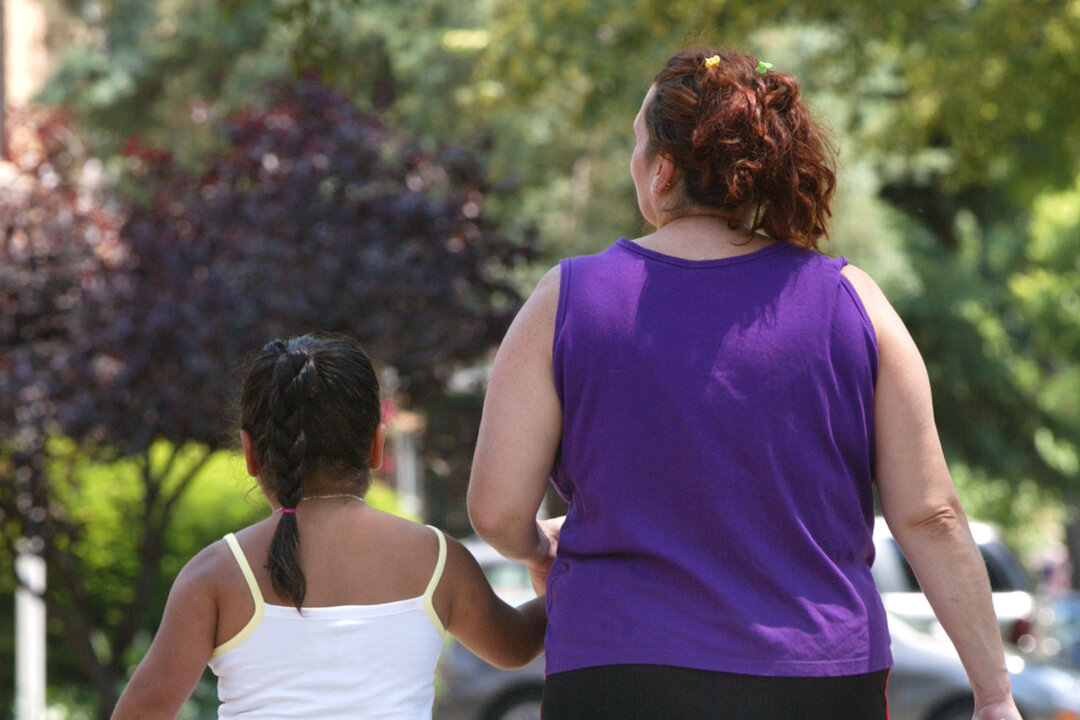 A new government-funded program aimed at tackling the ever-growing problem of childhood obesity will put the focus on changing the parent’s behaviour rather than that of the child. (Tim Boyle/Getty Images)