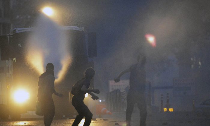 Riot police use tear gas and pressurized water to quash a demonstration by hundreds of people trying to prevent the demolition of trees at an Istanbul park, Turkey, May 31, 2013. (AP Photo)