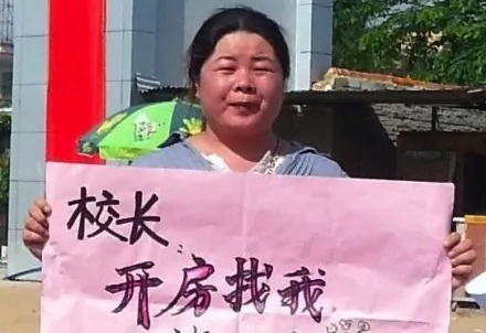 Chinese women's rights activist Ye Haiyan protested against a primary school principal who brought six female students to a hotel. This photo was widely circulated by netizens on Sina Weibo.