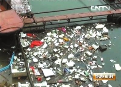 Garbage floats in water that will head for Beijing next year. (Screenshot from Internet) 