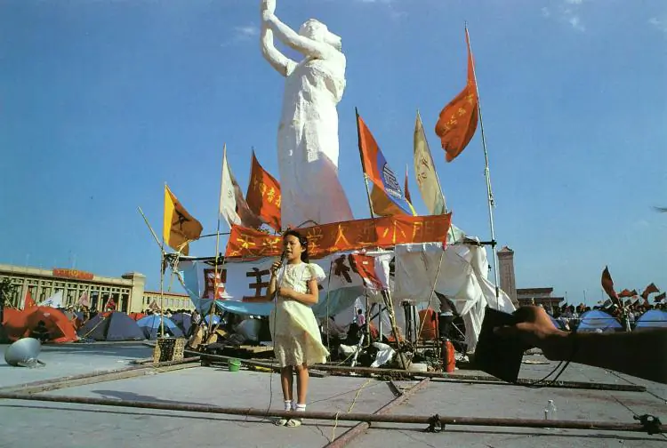 The Tiananmen Square Command Center invited children to spend their June 1st International Childrens Day, under the Goddess of Democracy. (64memo.com)