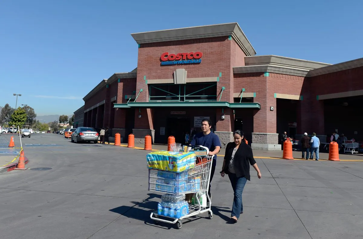 Customers push a loaded cart outside a Costco store in Los Angeles, March 12. Costco recently ranked No. 1 in a market survey due to its excellent customer experience and service.
(Kevork Djansezian/Getty Images)