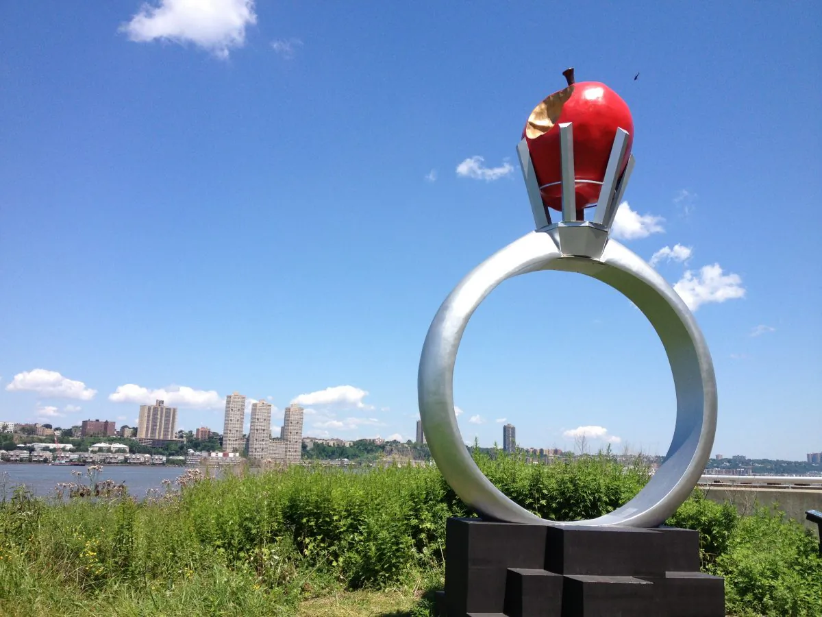 Reina Kubota's sculpture "Ringo" explores love and New York City. It is newly installed in Riverside Park. (Christine Lin/Epoch Times)