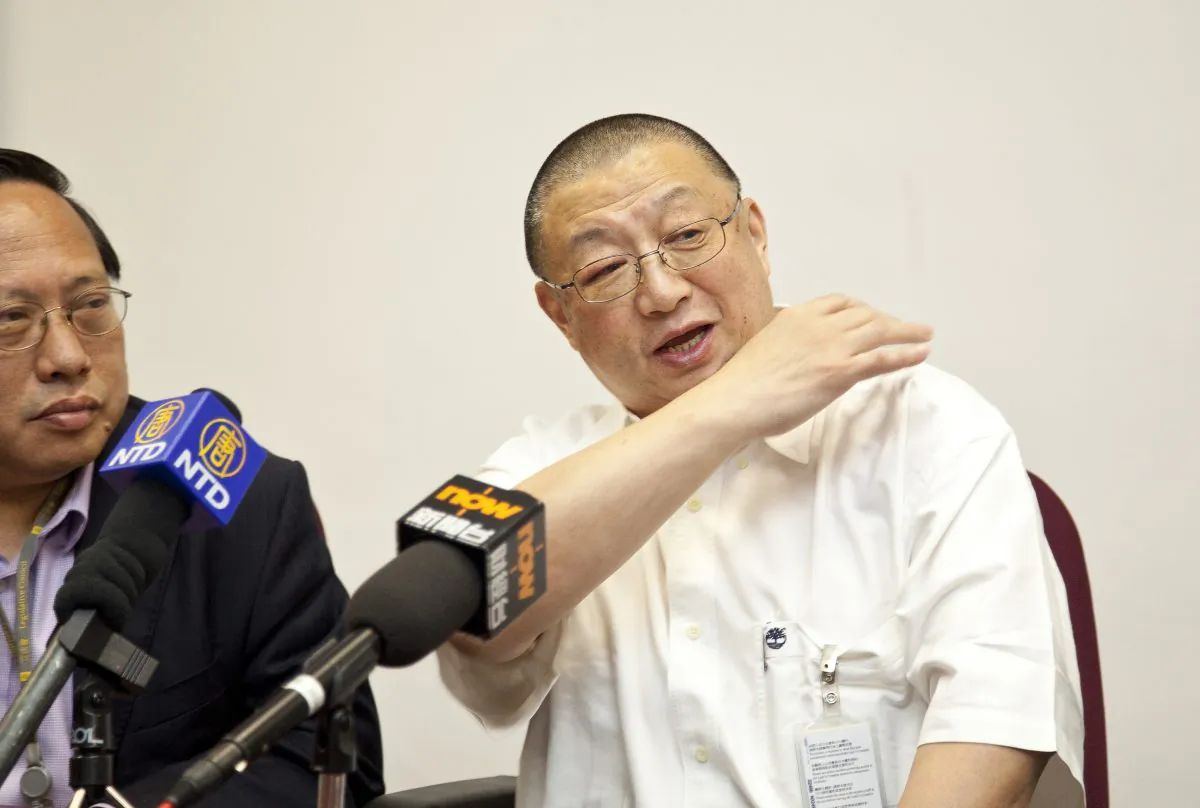 Chen Ping (R), at a press conference on June 5, explains how he was beaten by thugs outside his Hong Kong office on June 3. Hong Kong pro-democracy legislator Albert Ho sits to his left. “Maybe I offended a few people in the Chinese Communist Party regime,” Chen Ping said, in an attempt to explain his treatment. (Yu Gang/The Epoch Times)