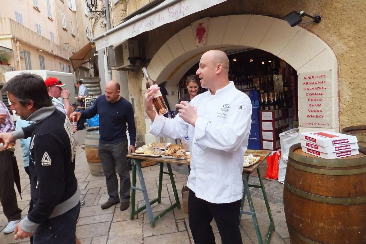 Chef Tomasz enthusiastically describes a local St Tropez rosé wine. (David Ellis)