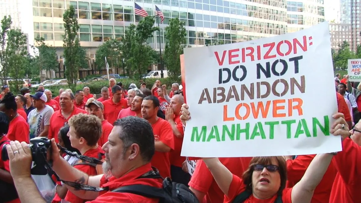 Union protesters call on Verizon to keep jobs in Lower Manhattan. Verizon plans to relocate 1,100 employees to Brooklyn, and rent out part of its Manhattan building for high-end condos. (Steven Wang/NTD Television)