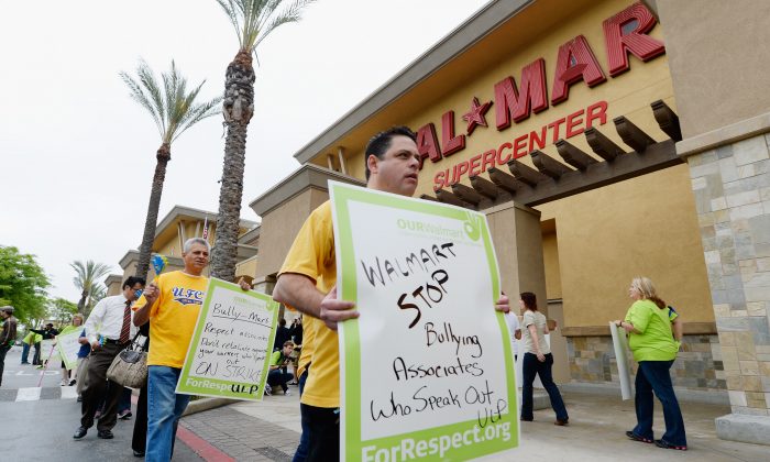 Wal Mart S Low Wages Costing Taxpayers Millions The Epoch Times