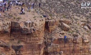 Daredevil Walks Across Tightrope Near Grand Canyon Successfully (+Photos)