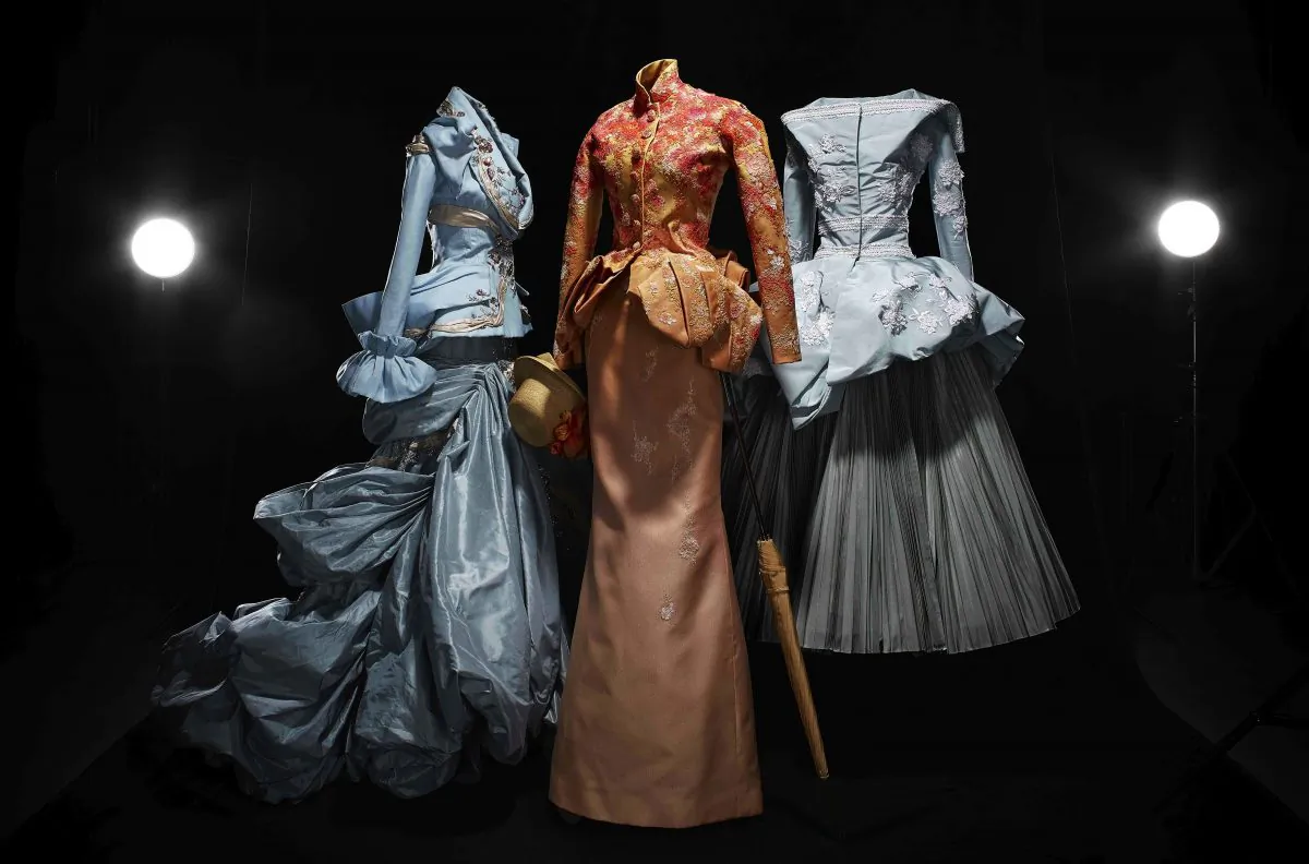 Models: Amber Valletta inspired par Renoir, Anna Mikhaylik inspired
by Seurat et Viviane Orth inspired by Manet, Haute Couture collection 
fall-winter 2007. Christian Dior by John Galliano. © Laziz Hamani