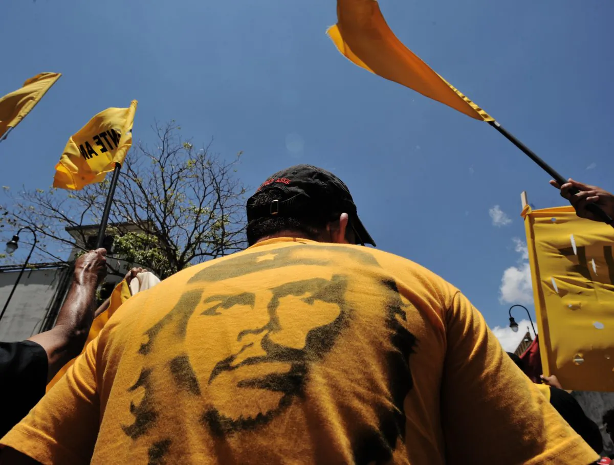 A man wearing a T-shirt with a portrait of the Marxist revolutionary Ernesto "Che" Guevara in San Jose, Calif., in a file photo.     (Rodrigo Arangua/AFP/Getty Images)
