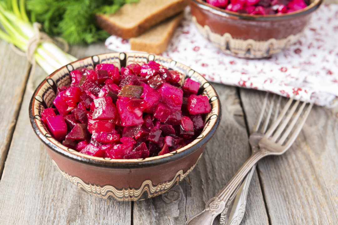 Salad from boiled beetroot (photos.com)