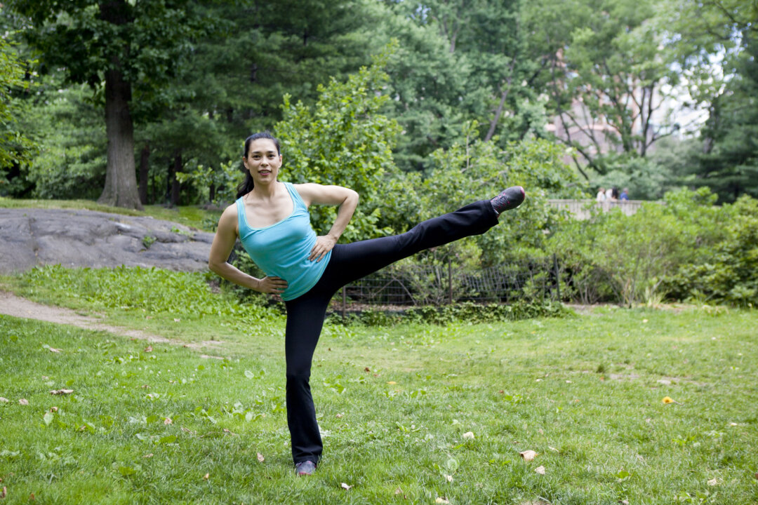 A minute workout when you are traveling or don’t have time to make it to the gym can be very effective. (Samira Bouaou/Epoch Times)