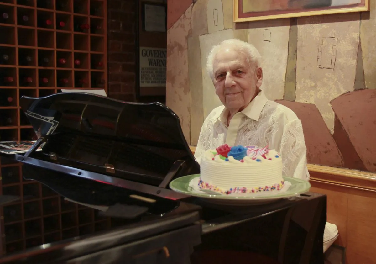 Irving Fields, 98, plays the piano six days a week at Nino's Tuscany Steakhouse in New York City, July 2013. (Amelia Pang/Epoch Times)