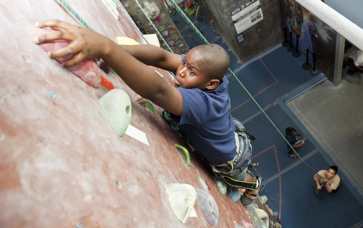 Moses Kamara climbs a wall at the Brooklyn Boulders on July 22. (Samira Bouaou/Epoch Times)
