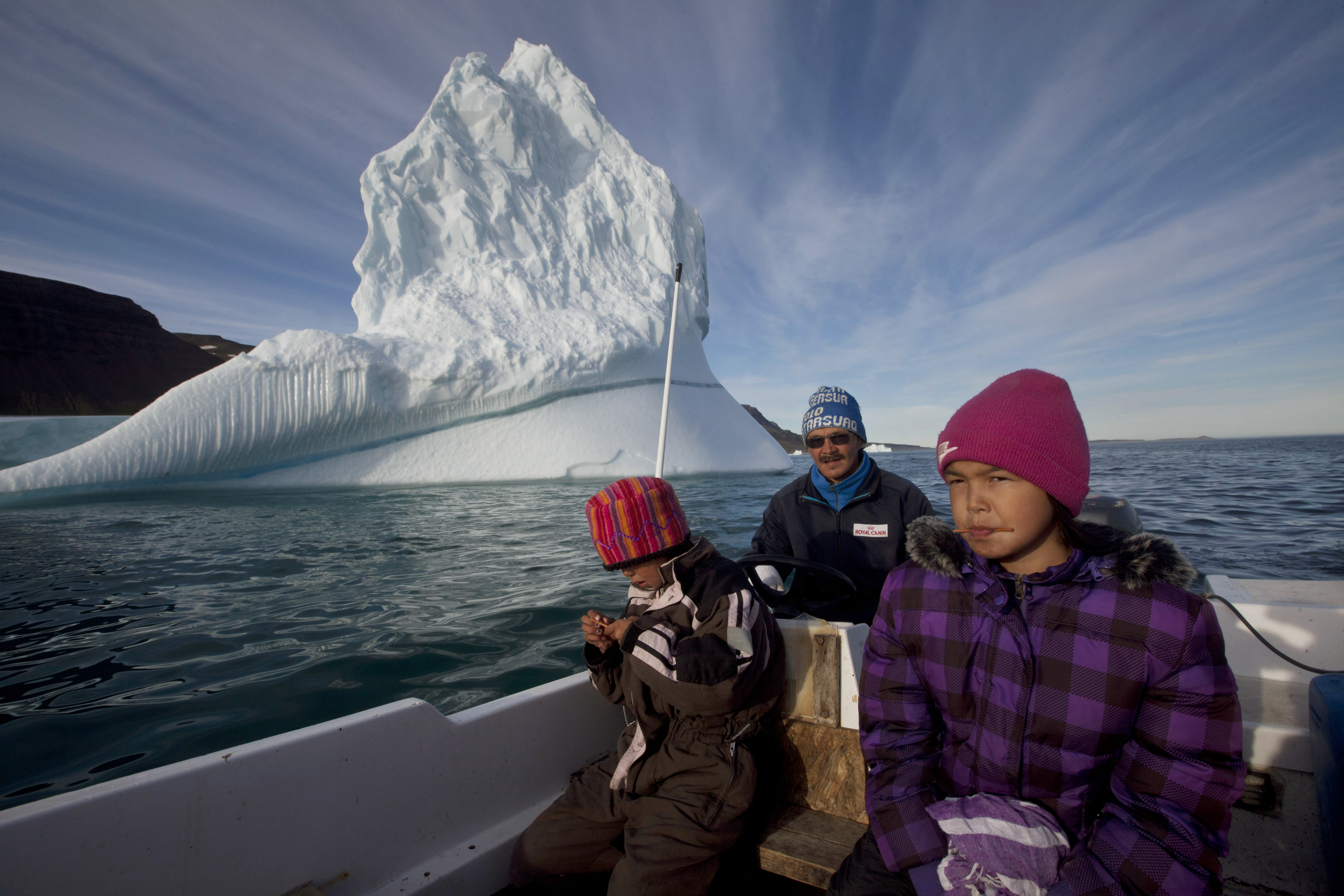 Северные развлечения. Остров Гренландия Эскимосы. Инуиты Гренландии. Остров Гренландия жители. Эскимосы гренландцы.