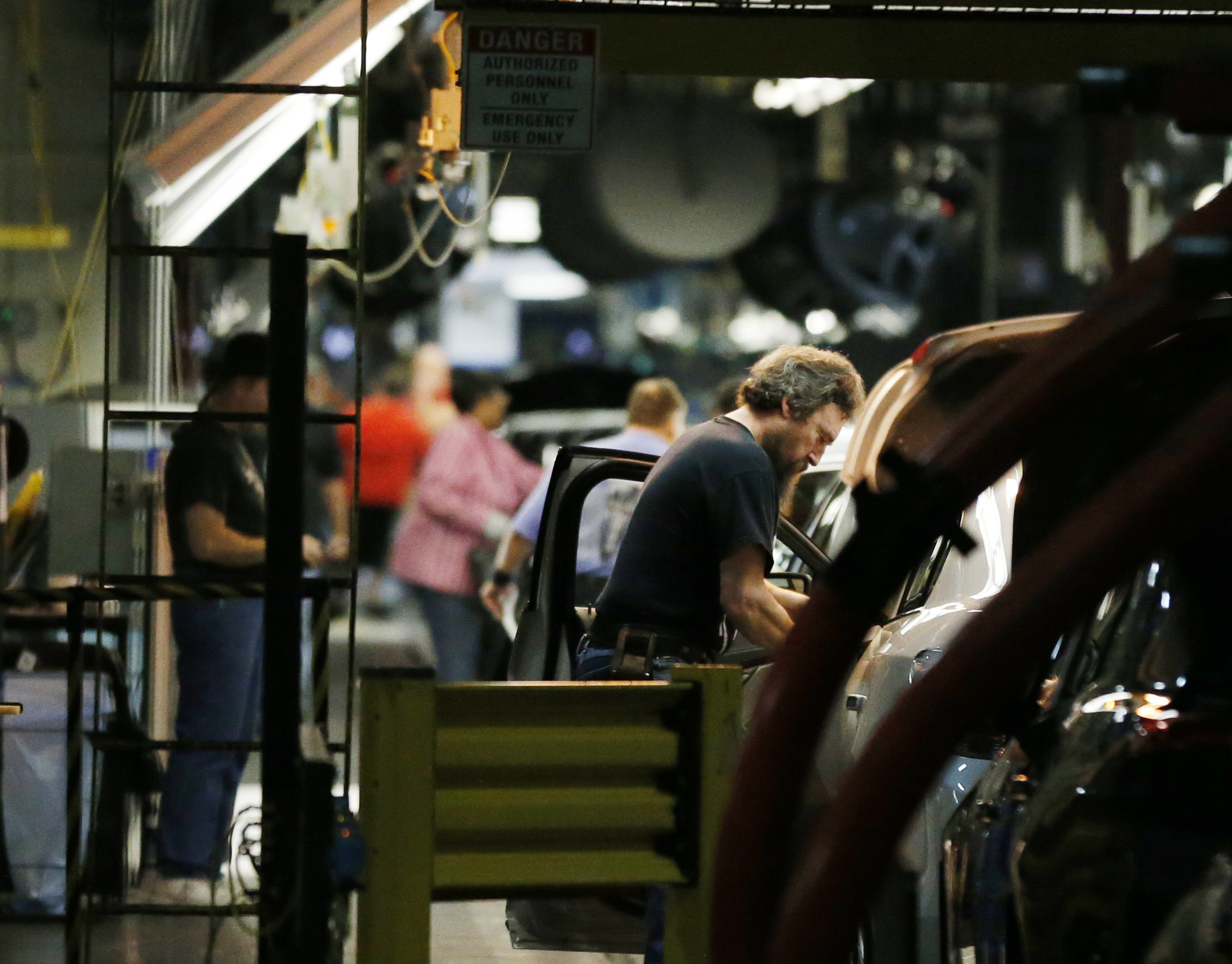 US Manufacturing Falls Deeper Into Recession, Factory Data Show - Vimarsana News