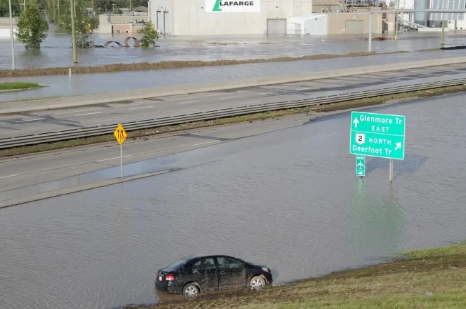 A flooded street in Calgary on June 21, 2013. Insurance company Intact says the after-tax loss to the company after covering the insurable damages from the Alberta floods will be an estimated $105 million or $0.70 per share. (Jerry Wu/Epoch Times)
