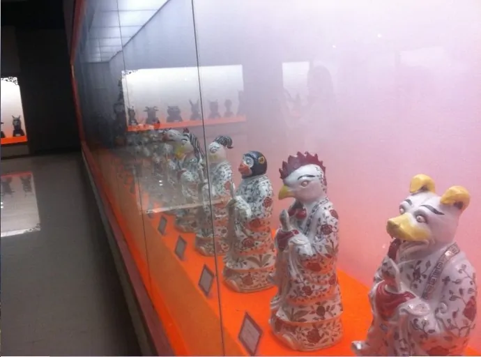 Statues on display at the Ji Bao Zhai Museum in China’s Hebei Province. The museum’s clumsy forgery of ancient art was exposed in a blog by author Ma Boyong. (Weibo.com)