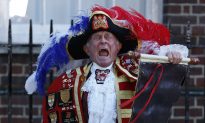 Royal Baby: Town Crier Announces Royal Birth to Crowds