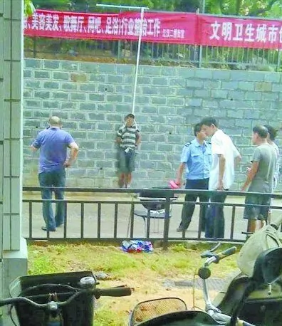 A thief who was caught red-handed on Aug. 23 in Wuhan was tied to the wall in public view of the community, a version of the ancient punishment of pillorying someone. (Courtesy of a netizen named Mr. Luo.) 