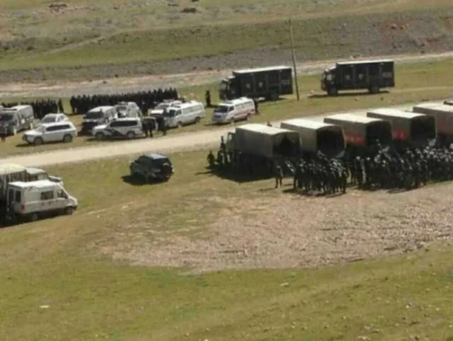 Thousands of Tibetans, who rallied to protect the environment in Zaduo County, Yushu Autonomous region of Qinghai Province on Aug. 16, 2013, were suppressed by hundreds of armed police using tear-gas bombs and electric batons. More than 100 Tibetans were believed to be injured. (Photos provided by Voice of Tibet) 