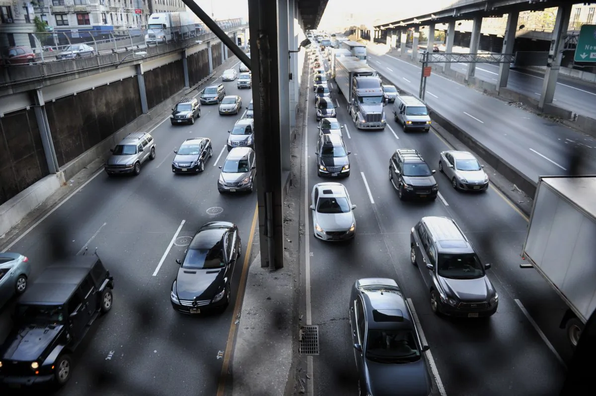 Heavy traffic exits the George Washington Bridge as morning commuters drive into Manhattan on Nov. 1, 2012. (Stan Honda/Getty Images)