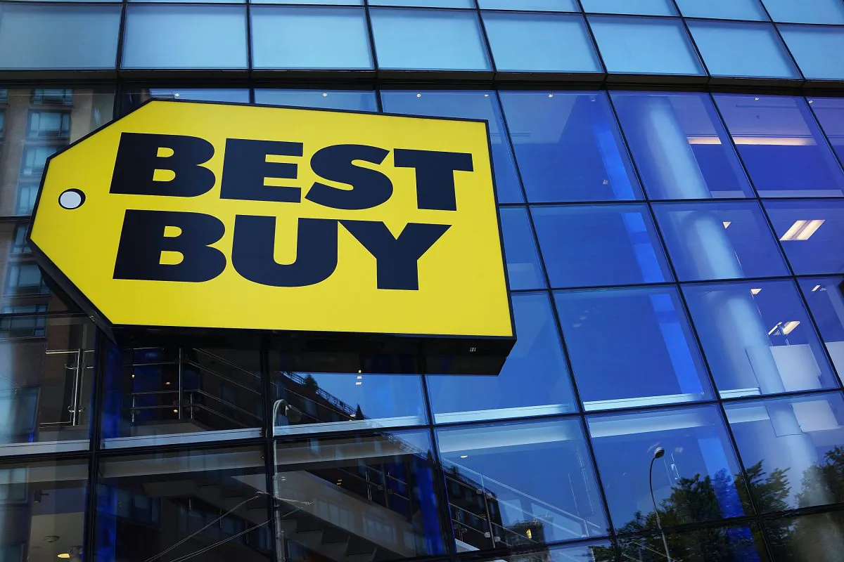 A Best Buy store facade is seen on Aug. 20, 2013 in New York City. (Spencer Platt/Getty Images)