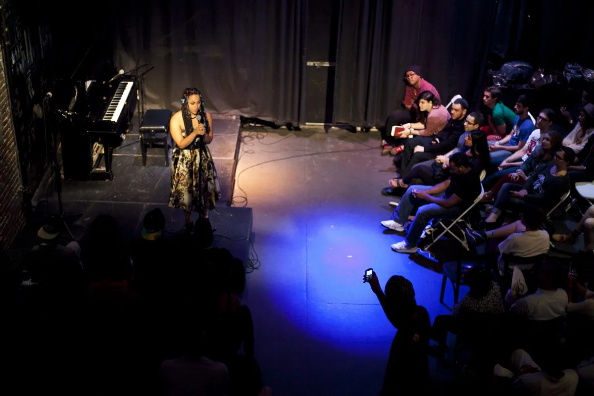 Sarah Barnes reads a poem at the Nuyorican Poet’s Cafe in New York, Aug. 19. (Samira Bouaou/Epoch Times)
