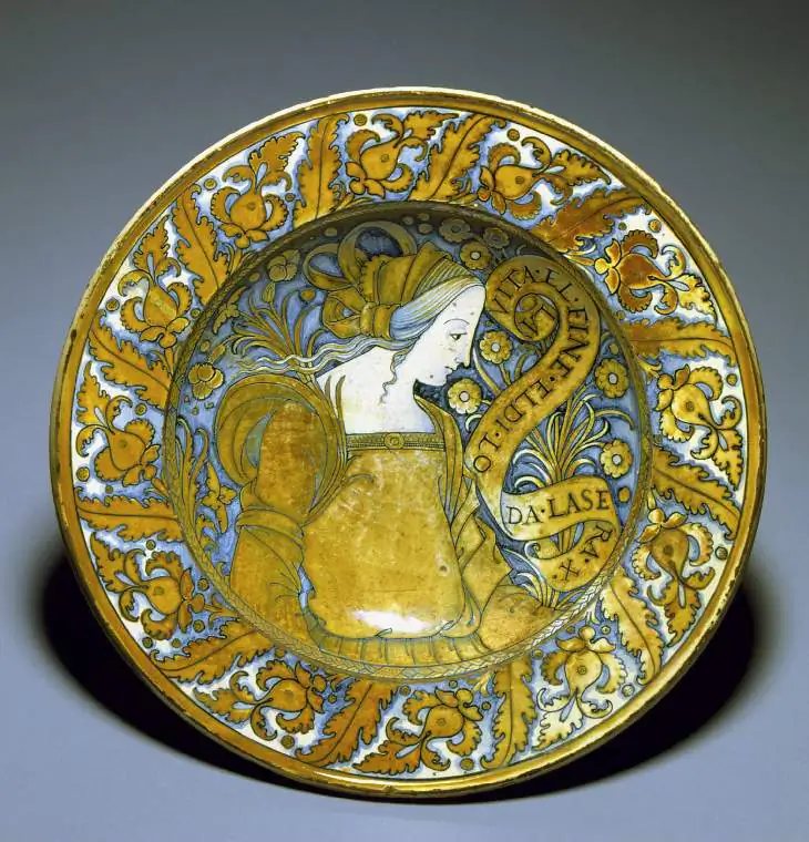 Deruta Bella donna plate, tin glazed Earthenware, Umbria, Italy c. 1500-1530. 30.5 cm in diameter. (The Fitzwilliam Museum,
Cambridge)