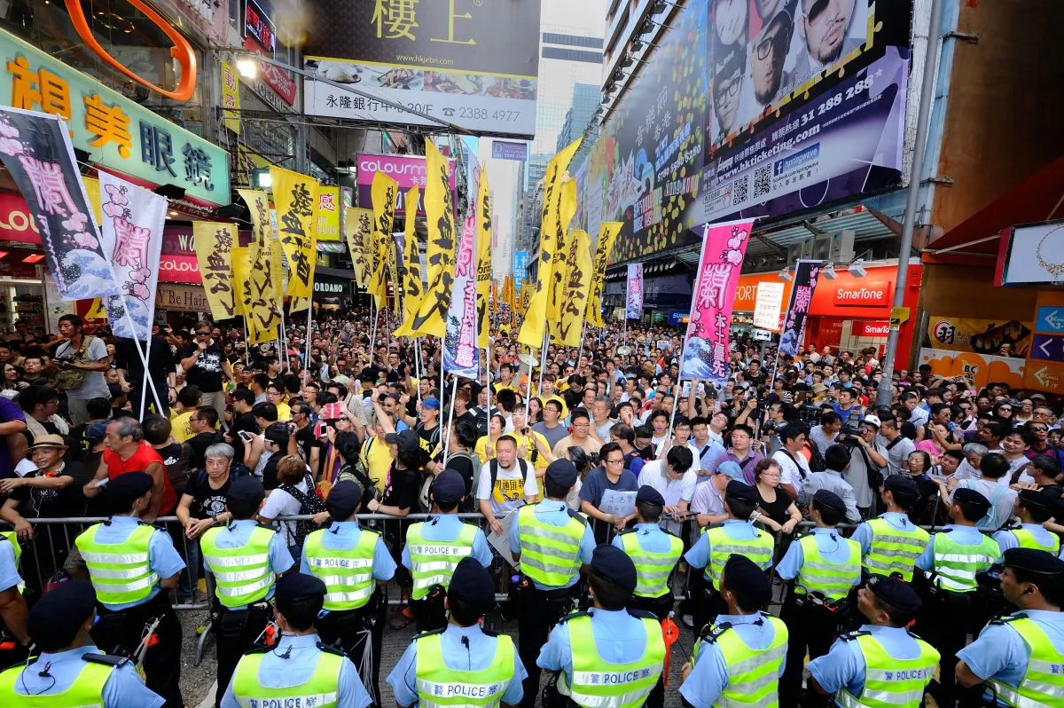 On Aug. 4, approximately 3,000 people from at least five different organizations rallied at Mong Kok Street to support Lam Wai Sze, a schoolteacher attacked for supporting Falun Gong practitioners by groups linked to the Chinese Communist Party. (Sung Pi-Lung/Epoch Times)
