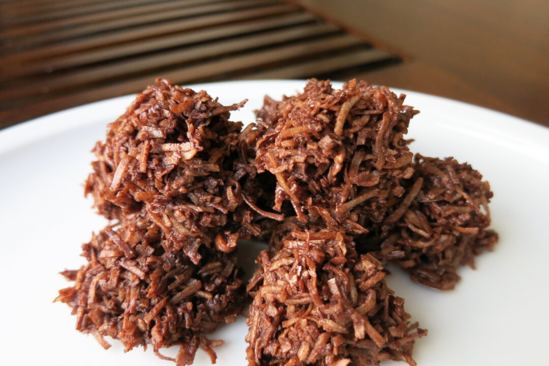 Coconut macaroons are a simple and delicious way to add more healthful coconut into your life. (Kathryn Shakespear/Epoch Times)