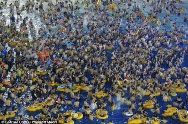 Nanjing citizens escape from hot weather in a swimming pool in picture published on the microblog platform Weibo. (Weibo) 