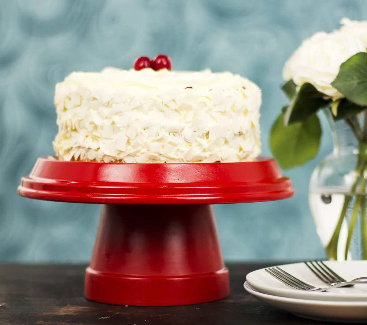 Make your own terracotta cake stand for a perfect presentation of your cake. (CHT Media)