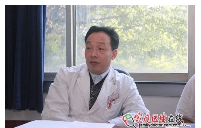Yang Chunhua, director of the Intensive Care Unit of the First Affiliated Hospital of Sun Yat-sen University in Guangdong Province, is photographed in a meeting in November 2012. The Chinese text under the image states his name and affiliation. (Screenshot/Epoch Times) 