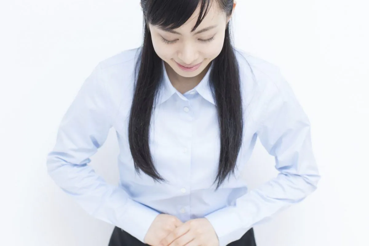 A young lady bows to express respect and gratitude to her teacher. The “one-word teacher” story advises people to humbly accept good advice and not to attach importance to their own or others’ social status or age. (Violet Blue/Photos.com)