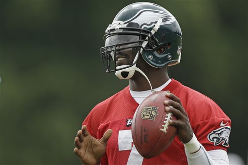 Philadelphia Eagles' Michael Vick throws a pass during a joint workout with the New England Patriots at NFL football training camp in Philadelphia, Thursday, Aug. 8, 2013. (AP Photo/Matt Rourke)