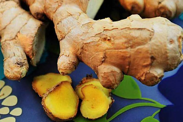 Ginger tea is a natural remedy for fighting various ailments, and you can make it at home. (Cat Rooney/Epoch Times)