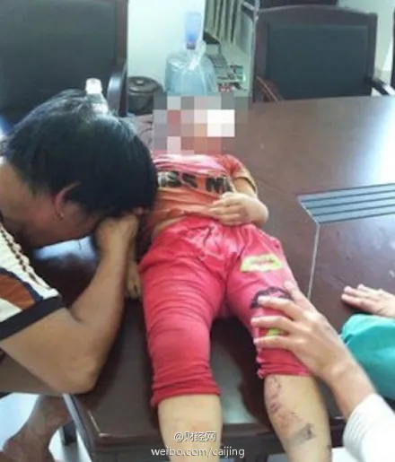 A parent cries over the child killed by a bulldozer during a land dispute in China. (Screenshot/Weibo)