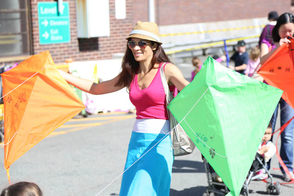 A kite enthusiast holds two kites at the highest flying rooftop event in New York City on the seventh floor of the Port Authority Bus Terminal, Manhattan, Sept. 22, 2013. (Christian Watjen/Epoch Times)