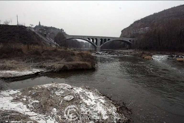 On Jan. 7, 2013, the sewage waste flooded into the Zhuozhang River in the Huangniuti County of Shanxi Province.(Sohu.com/Screenshot/Epoch Times.)