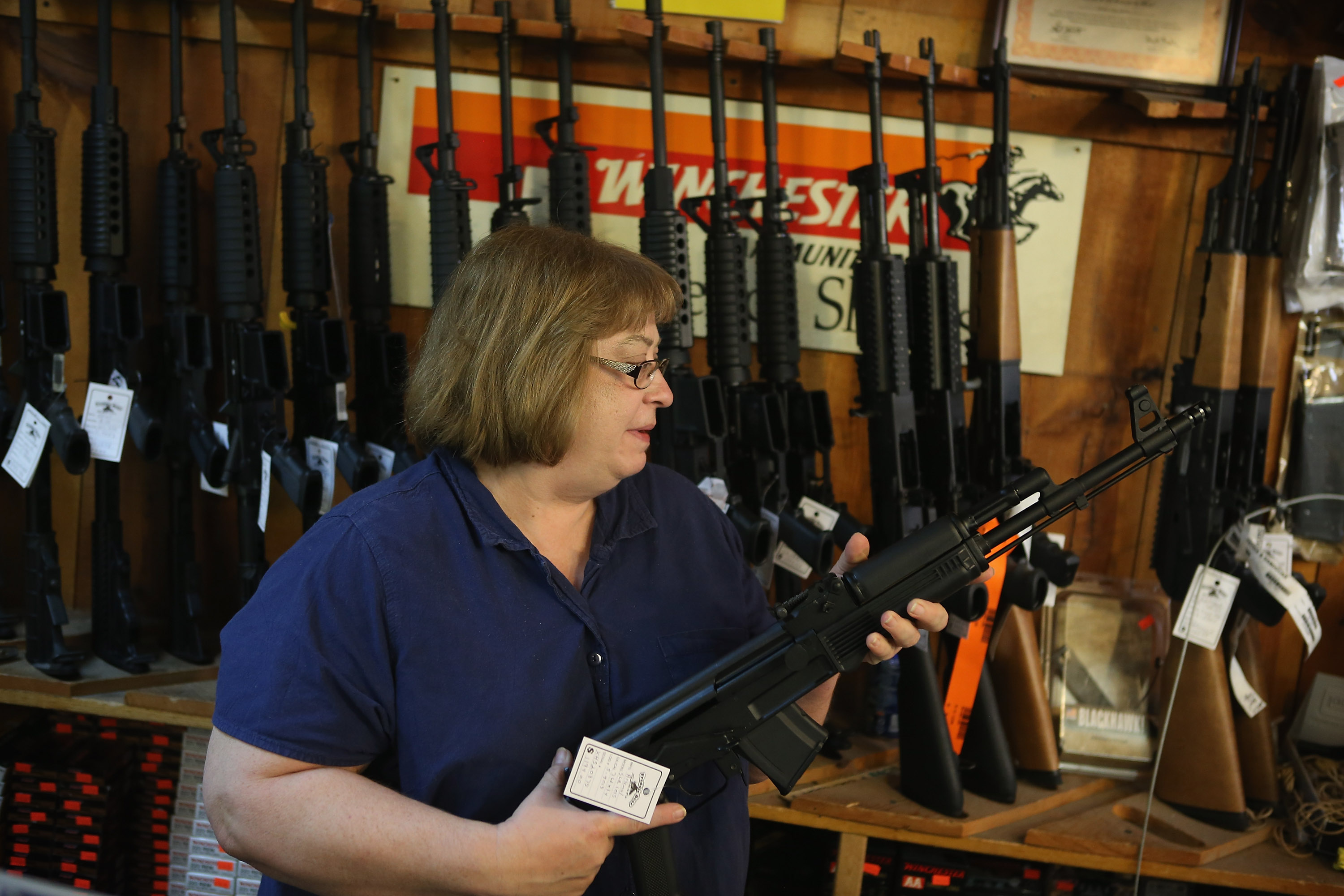 Американцы с оружием в магазине